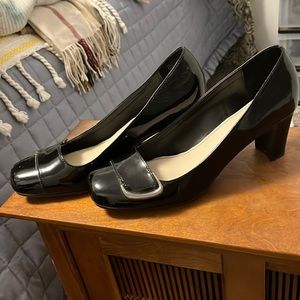 Women’s size 10 black pumps